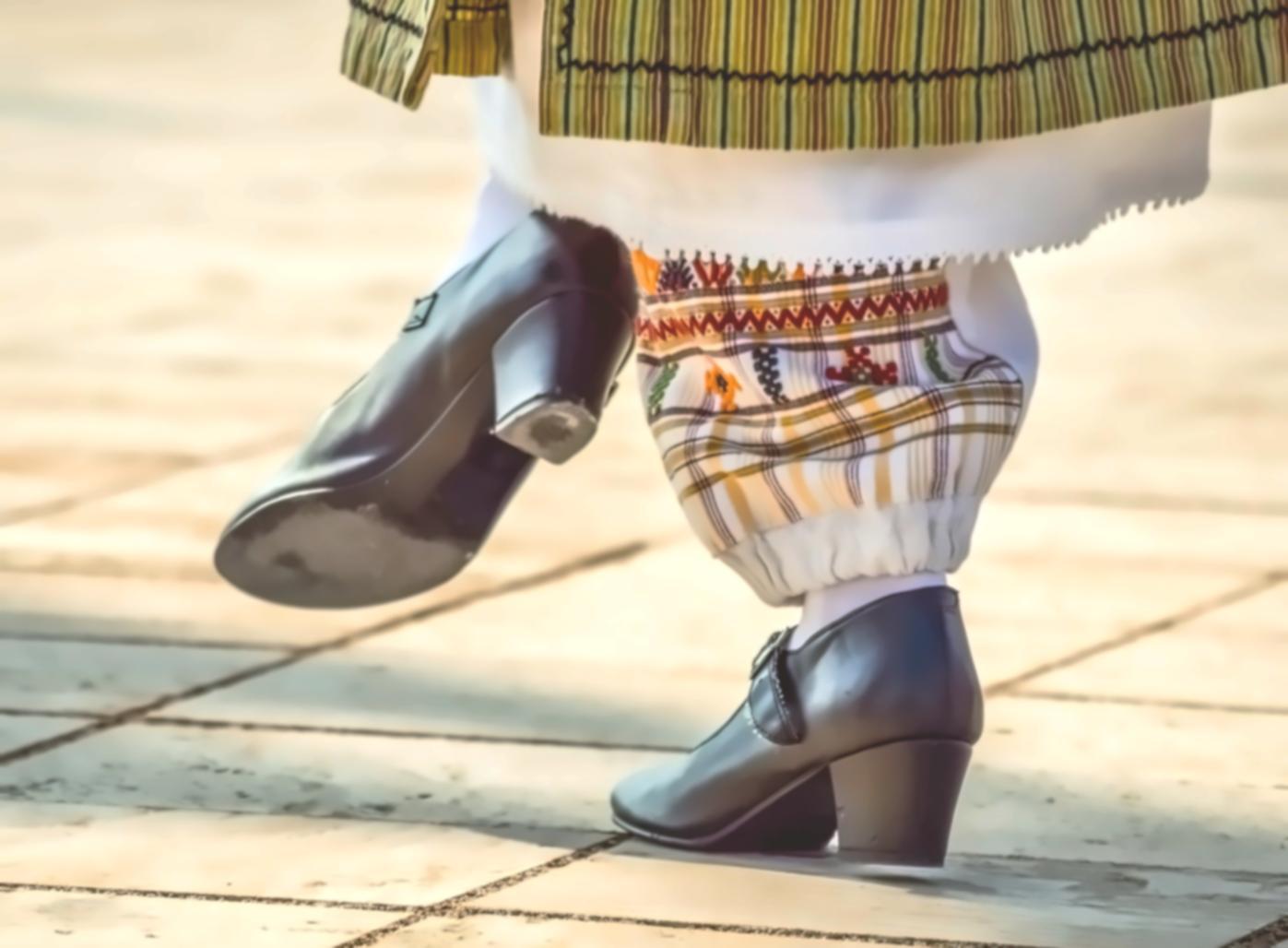 Lezione di danza moderna con focus sulla tecnica e l'espressività