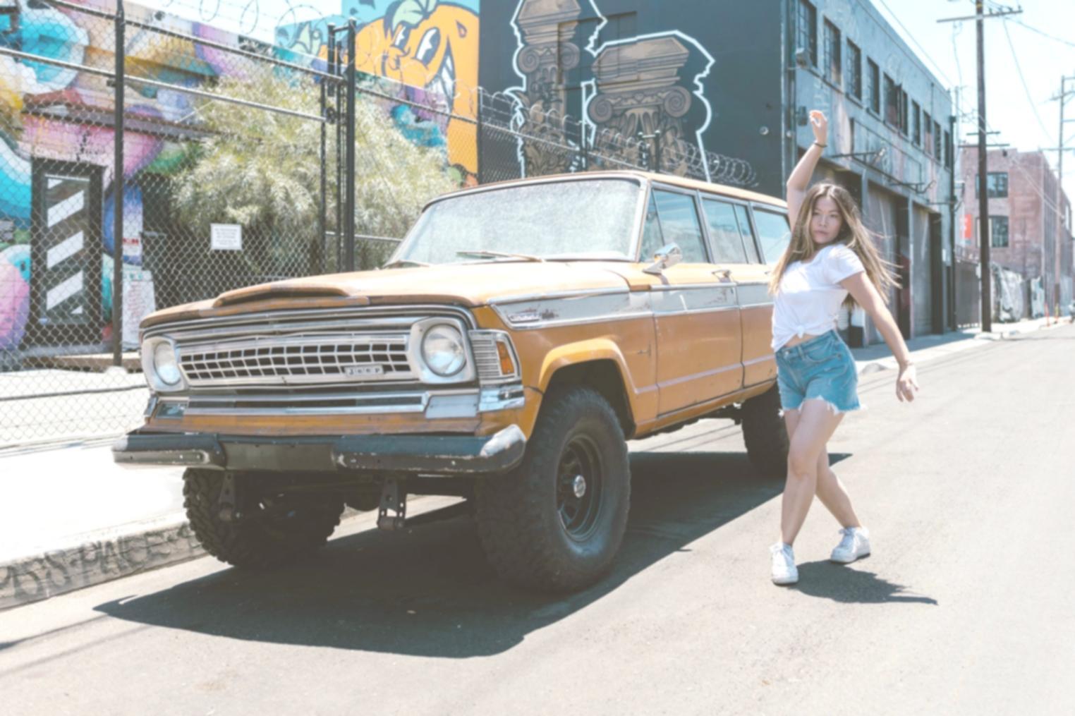 Danzatori in movimento durante una sessione di danza moderna