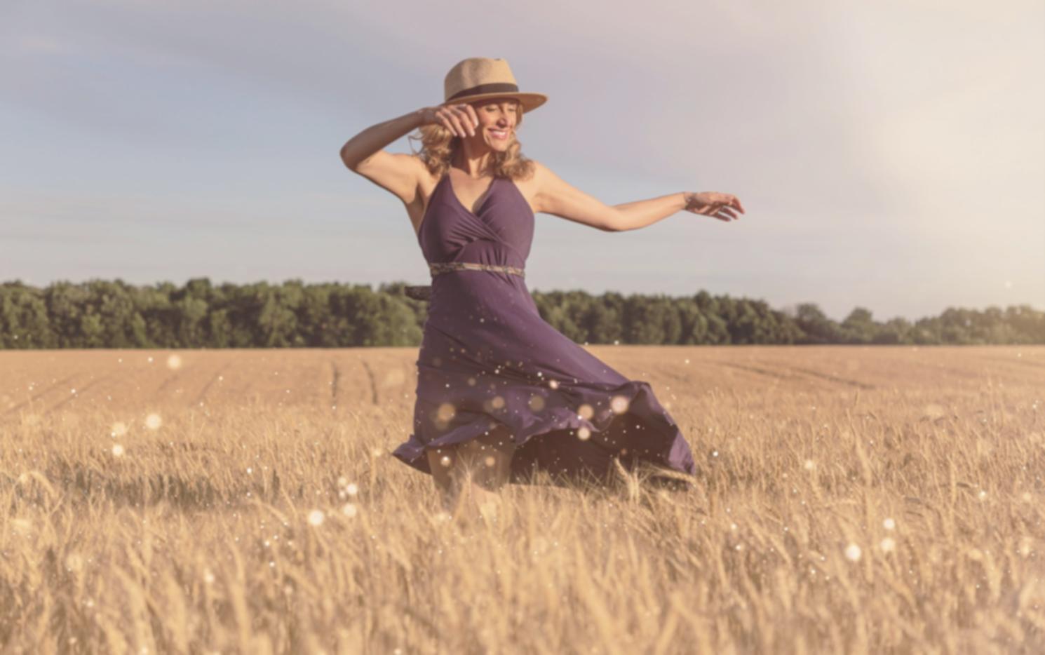 Interno dello studio di danza moderna quinarexilva con specchi professionali e ampie vetrate naturali