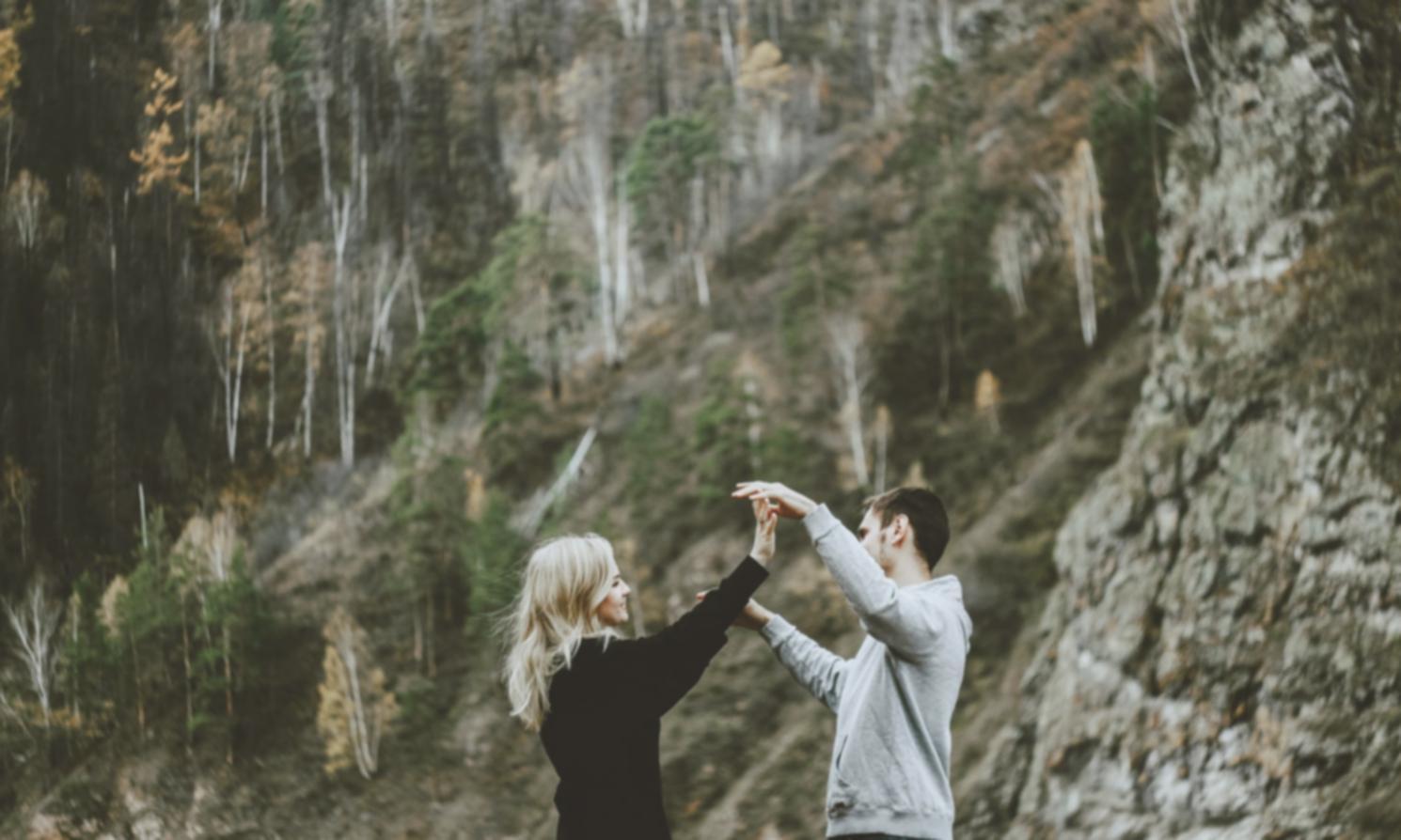 Sala danza con pavimento professionale e specchi per l'allenamento